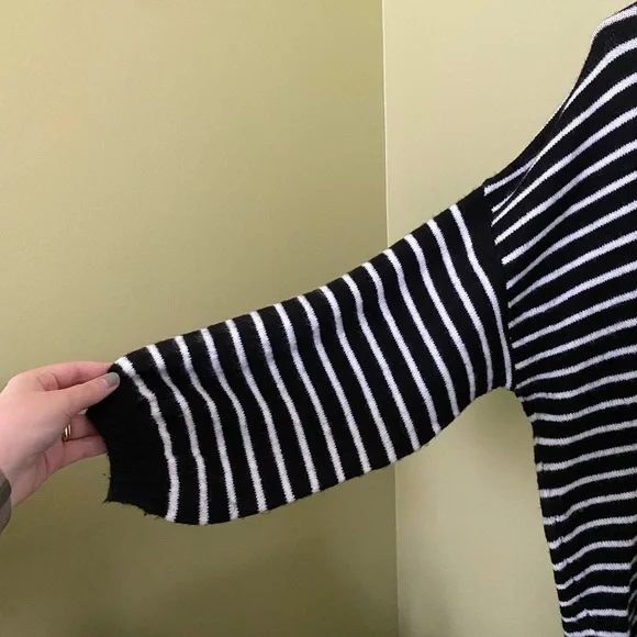 Oversized Distressed Sweater - Picture 2 of 3